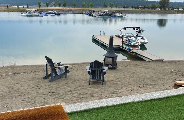 Lake Koocanusa Beach-C/W dock