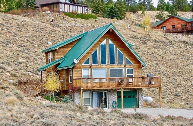 Lake View at the Lone Pine Lodge. 4 beds 2 Bath. Sleeps 6. License 2025–072
