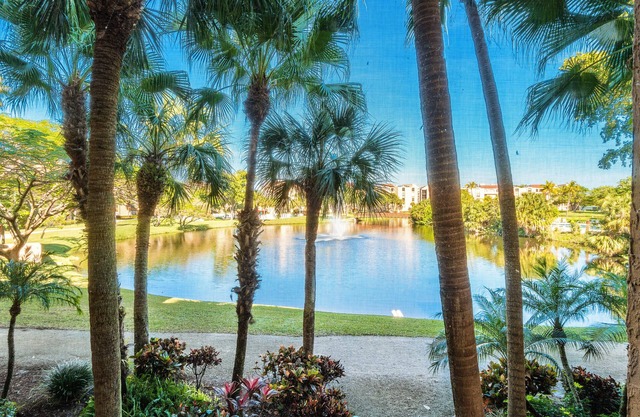 Lake View Condo, Close to Beach And Downtown Delray