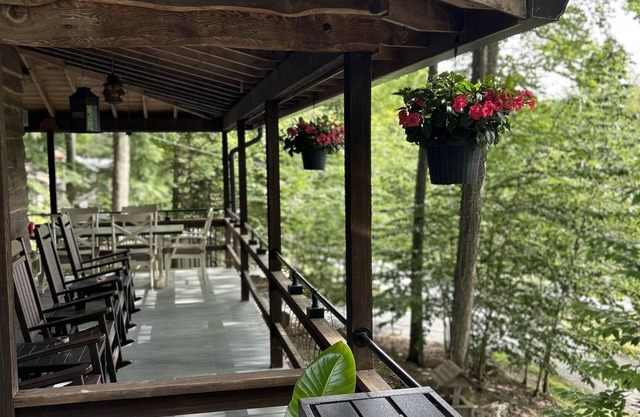 Lake View, Covered Porch, Pet Friendly with Fee & Golf Cart