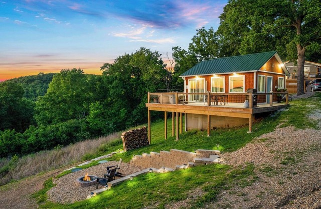 Lake Views! Private Hot tub and Fire Pit! Lux Couple's Retreat