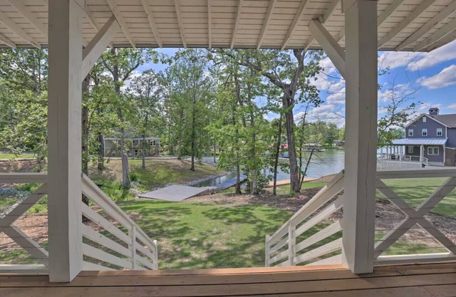Lakefront 5BR House w/Porch & Amazing View