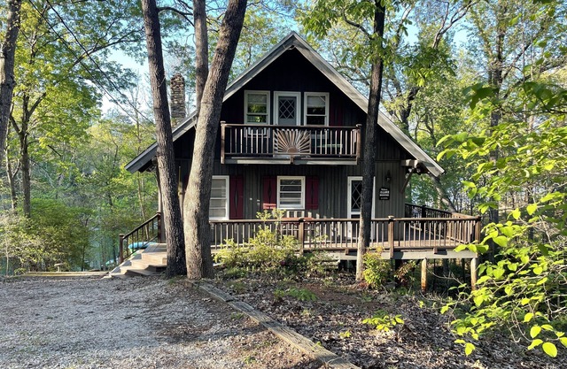 Lakefront cabin in quiet cove on Lake Hartwell