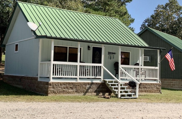 Lakefront Cabin on Lake Hamilton minutes from downtown Hot Springs w/Boat Slip