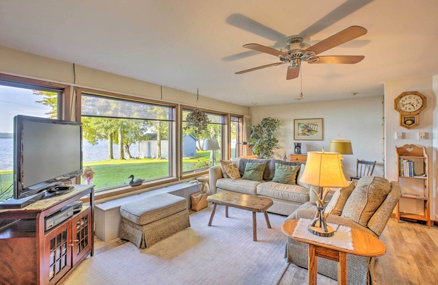 Lakefront Cedar Cottage w/Enclosed Porch!