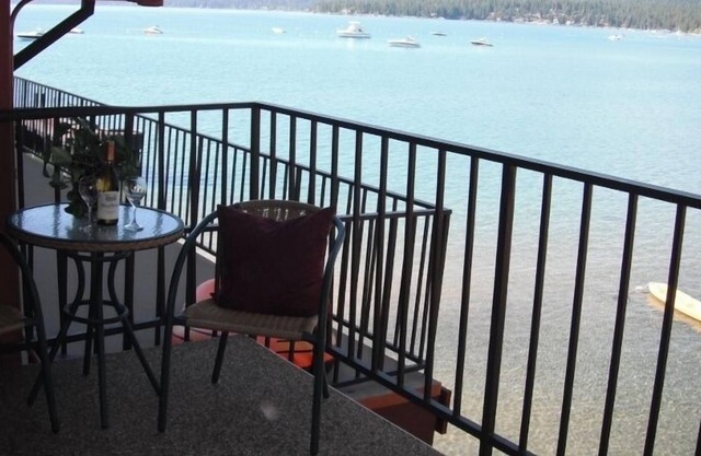 Lakefront condo, great views, private balcony, jacuzzi tub. Steps to beach.