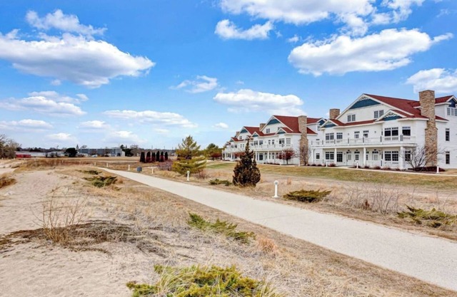 Lakefront Condo- Step-free & accessible! Sleeps 8!