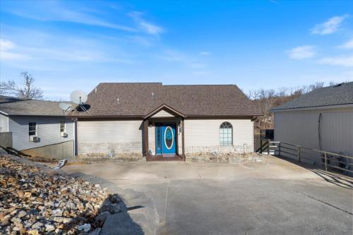 Lakefront Family Retreat w/Views, Boat Slip