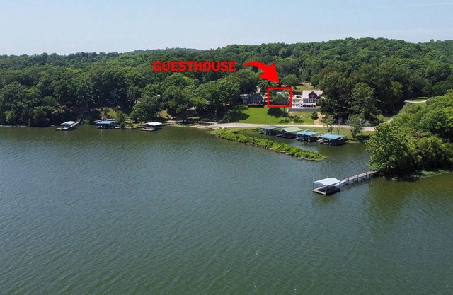 Lakefront Guesthouse with hot tub and lake access