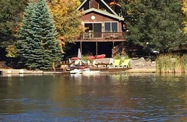LAKEFRONT HOME on a peaceful cove. Walking distance to beach, pool and Tiki bar