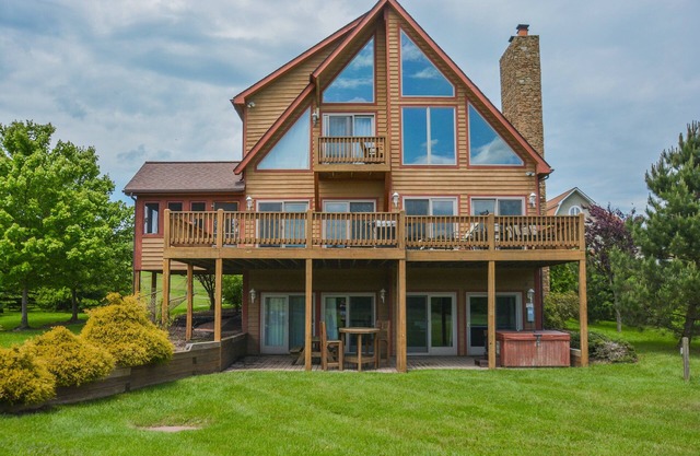 Lakefront home with lots of community amenities!
