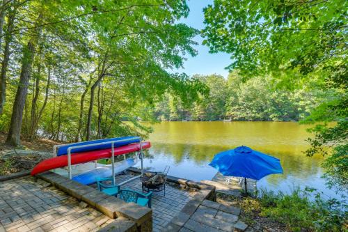 Lakefront Log Cabin Retreat 3br-2ba Hot tub and Kayaks