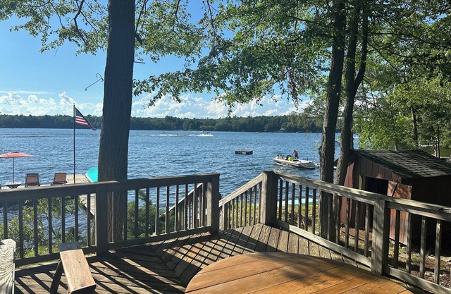 Lakefront on Fairview Lake, Level Walk w/Private Dock, Motorboats, nGame Room