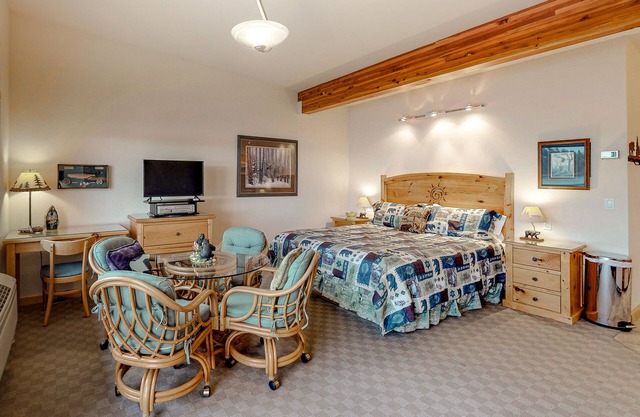 Lakefront studio with breathtaking balcony views, docks for swimming & kayaking