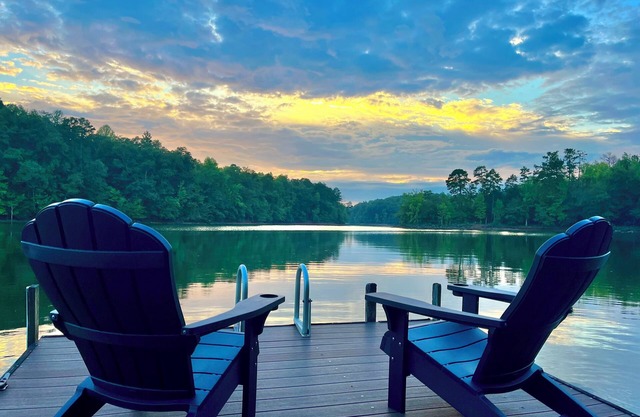 Lakefront Treehouse Retreat Minutes from Clemson University!