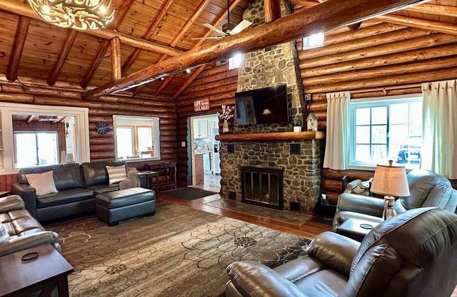 Lakeside Log Cabin - Enjoy a beautiful sugar sand beach, Eau Claire Area