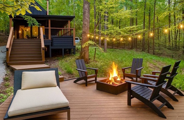 Lakeside Modern Tiny Cabin w/Hot Tub, Kayaks, Fishing & Arcade - Hocking Hills!