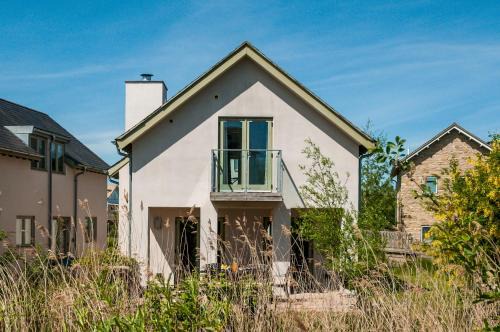 Lakeside property with access into Spa on a nature reserve Bee Cottage HM75