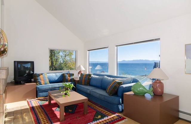 Lakeview condo 2 bed/2bath - steps to beach. 3 nt min.