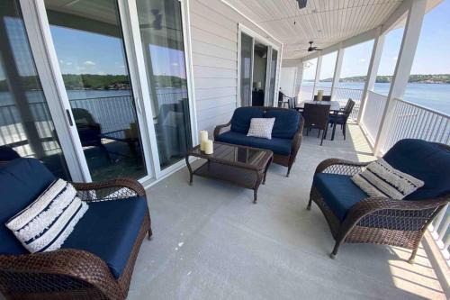 Lakeview Luxe Penthouse
