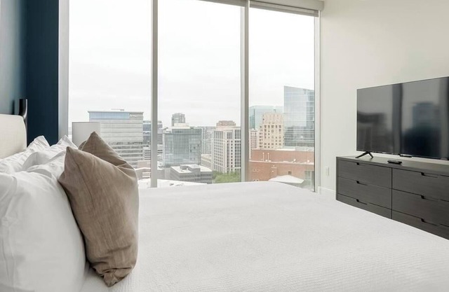Landing at Cortland on McKinney - 1 Bedroom in Oak Lawn