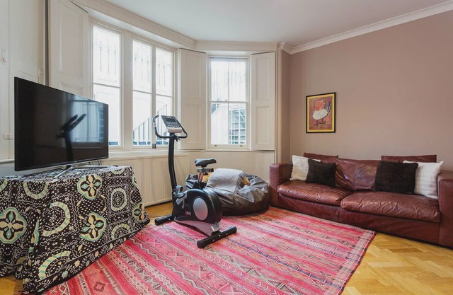 Large 3 BR home in a great Notting Hill location. Next to the tube! (Veeve)