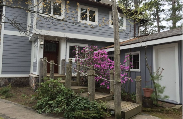 Large 5 bed/5.5 bath house surrounded by water on beautiful Lake Minocqua!