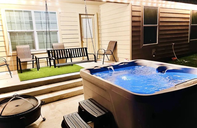 Large Cold/Hot tub House by SeaWorld & Lackland