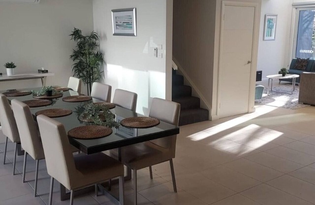 Large Home @Kingston Foreshore