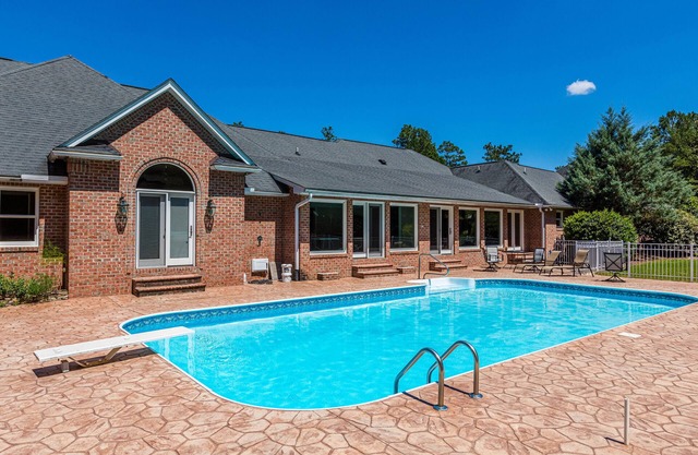 Large House w/Private pool - perfect for Golfing Groups 12 beds