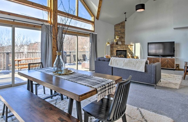 Large & Luxe Galena Territory Villa w/ Hot Tub!