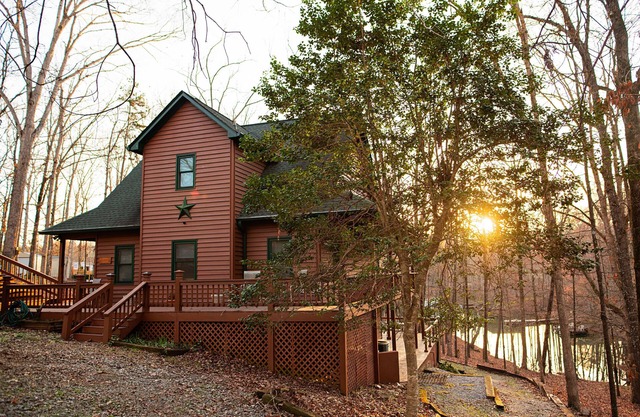 Large Private Lake Front home on level lot, kayaks, fire pit FREE firewood!