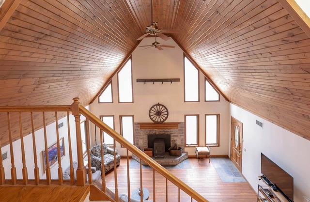 Large Rustic Retreat House with Hot Tub