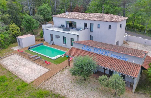 Large villa on a quiet hill with swimming pool