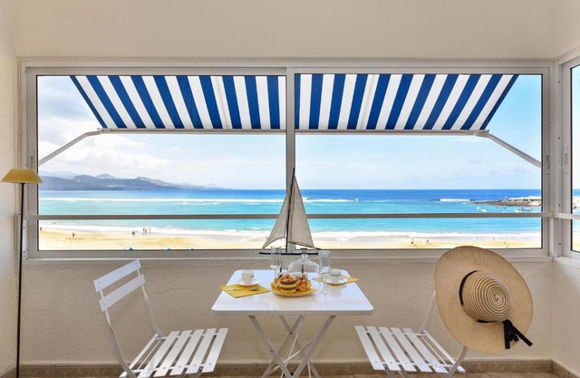 Las Canteras Seafront Apartment by VillaGranCanaria