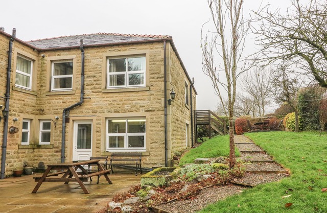 LAUREL BANK COTTAGE, pet friendly, with a garden in Embsay