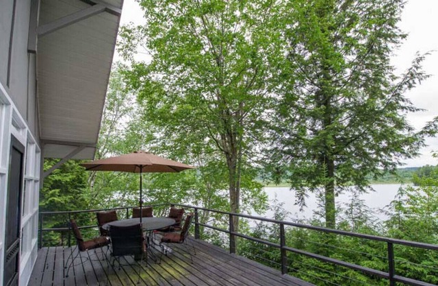 Laurentian Lakeside Cottages 49, 3-season, 3-bedroom, 1.5 bath cottage sleeps 6