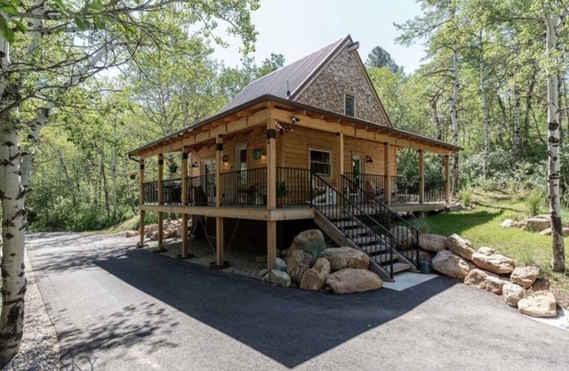 Lazy Bear Cabin- 2 bdrm 2 bath. 10min to downtown and convenient to everything.