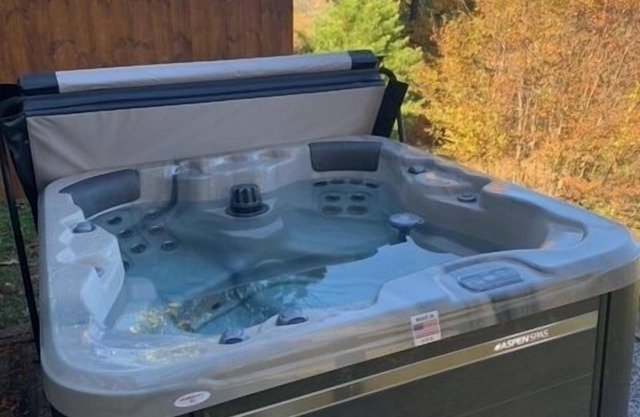 Lazy Bear Cottage Has Hot Tub Mountain Views