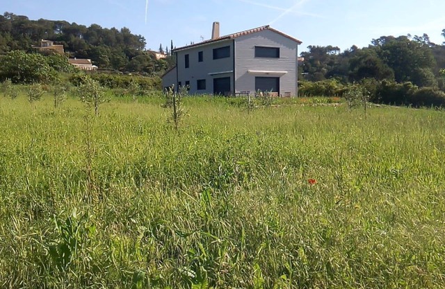 LE PETIT SUD: VILLA 6/8 people with garden, boules court and terrace