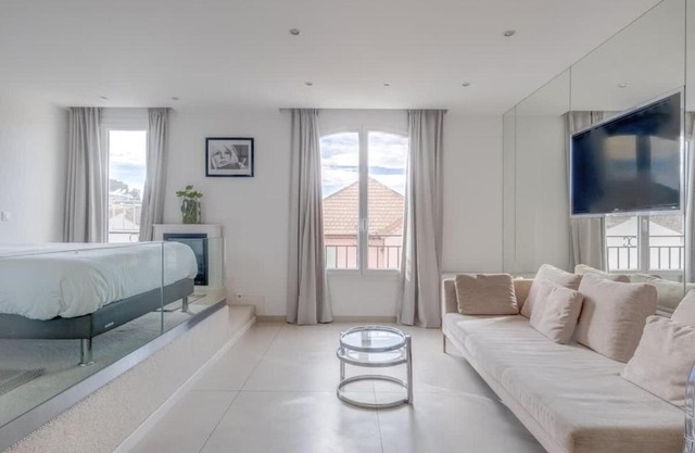 Le Semiramis l Central & Views l Shellter Rentals