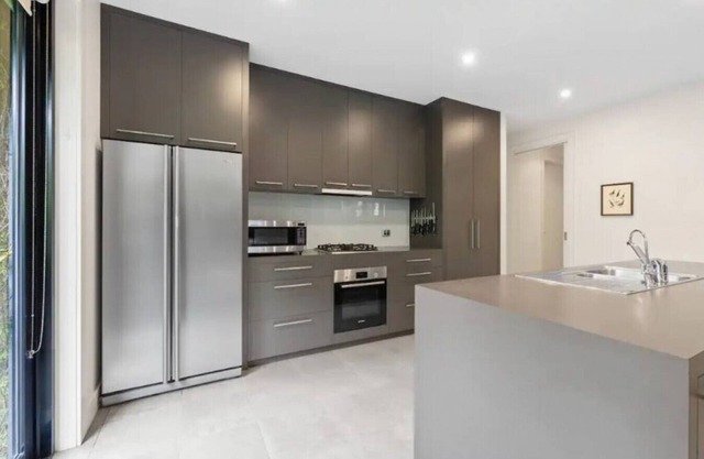 Leafy Lakeside Contemporary for Groups in Ballarat