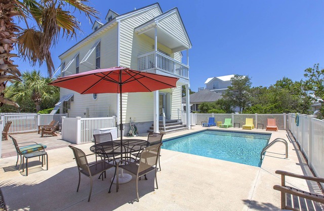 Lemon Fish - Crystal Beach Cottages, Heated Private + Community Pool!