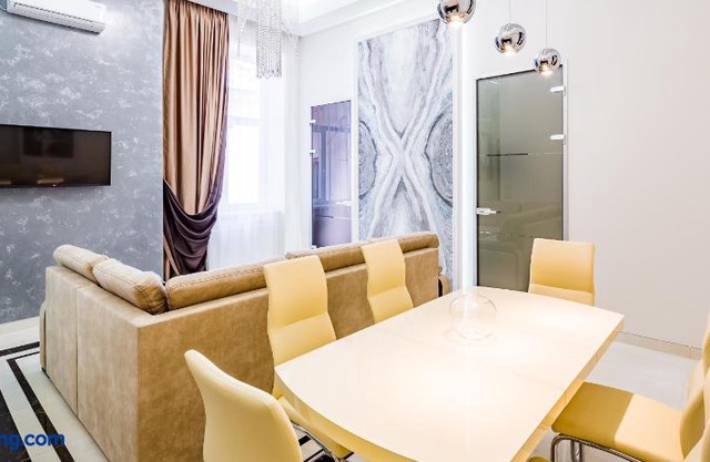 Leogrand Deluxe Apartment In Doroshenka, 17