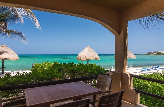 Light and airy condo at beach level! Enjoy Caribbean comfort!