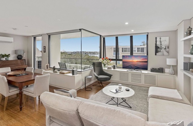 Light filled apartment with sweeping harbour views