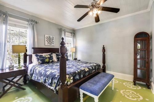 Lighthouse Villa by AvantStay Walk to Southernmost Point w Private Pool Patio Month Long Stays