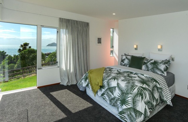 Lightning Ridge Retreat - Waimarama Holiday Home, KARAMEA