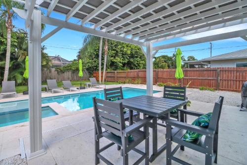 Little Beach House w/POOL&SPA - 5 minutes to Vanderbilt Beach (Pet Friendly)