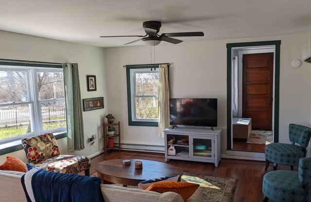 Little River Cottage - Tiny Beach for Enjoying and Welcoming Backyard Retreat